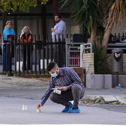 Οι αρχές μάζεψαν κάλυκες από το σημείο των πυροβολισμών με δύο νεκρούς στη Γλυφάδα