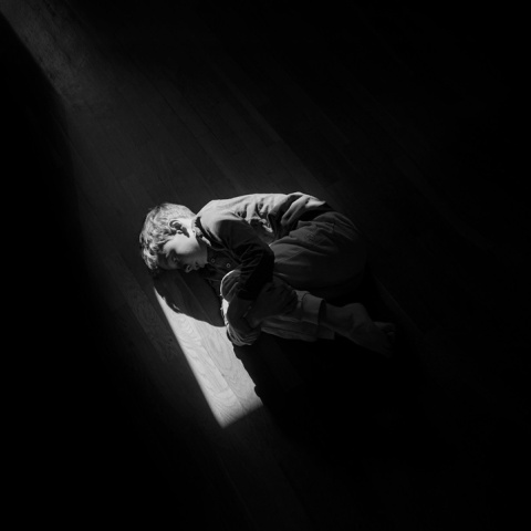 Παιδί κουλουριασμένο στο πάτωμα