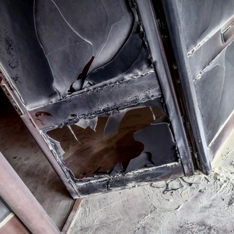 Ζημιές από εκρηκτικό μηχανισμό σε πολυκατοικία