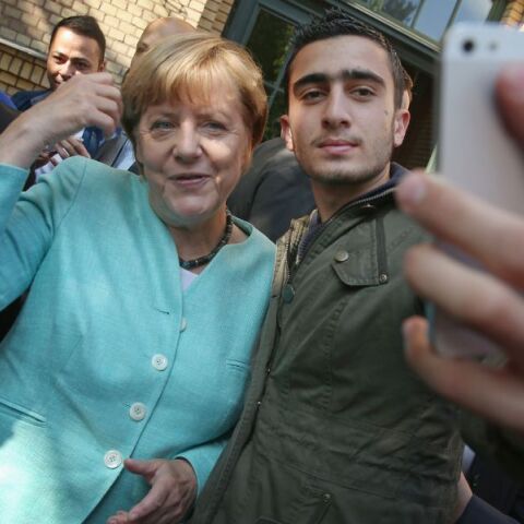 Ο Σύρος πρόσφυγας που βγήκε σέλφι με την Άνγκελα Μέρκελ το 2015 θέλει να μείνει στη Γερμανία - Αναζωπυρώνεται η πολιτική αντιπαράθεση για τους αιτούντες άσυλο 
