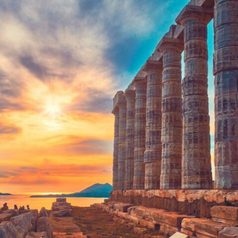 FT: Η πολιτική κρίση στη Γαλλία αναδεικνύει το success story της Ελλάδας