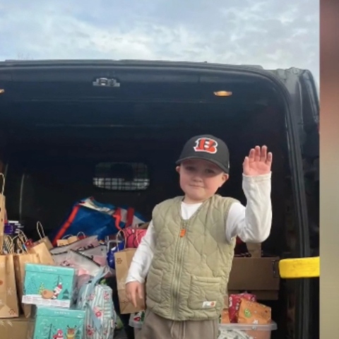 Αγόρι με λευχαιμία γίνεται Άγιος Βασίλης και δίνει δώρα σε παιδιά