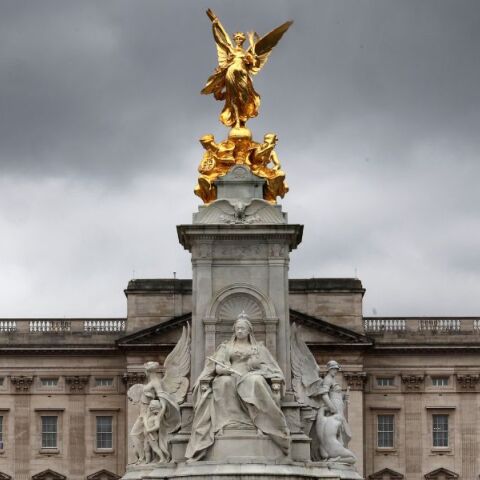 Βρετανία: Μέλη του προσωπικού των ανακτόρων του Μπάκιγχαμ ερευνώνται για επεισόδιο σε μπαρ όπου διασκέδαζαν - Ξέφυγε από τον έλεγχο η κατάσταση, σύμφωνα με ΜΜΕ