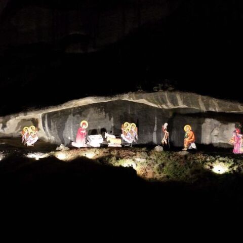 Καλαμπάκα: Εντυπωσιάζει η φάτνη στους βράχους των Μετεώρων - Χριστούγεννα σε ατμόσφαιρα κατάνυξης στη δεύτερη μεγαλύτερη μοναστική κοινότητα της χώρας 