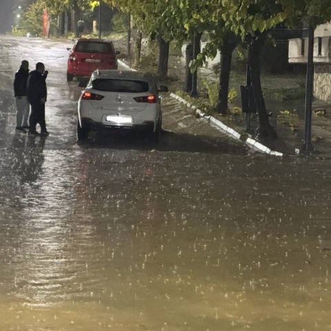 Πλημμυρισμένοι δρόμοι από την κακοκαιρία στο Αγρίνιο