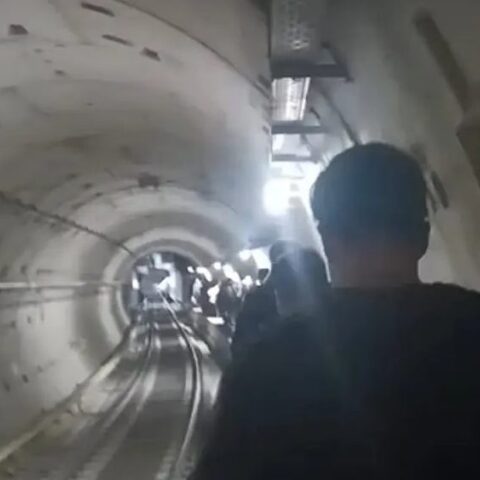 Επιβάτες περπάτησαν μέσα στη σήραγγα του Μετρό Θεσσαλονίκης μετά την ακινητοποίηση συρμού