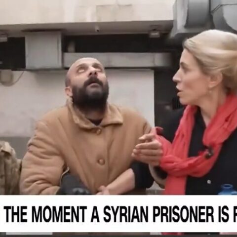 Η στιγμή που ο φερόμενος ως κρατούμενος βγαίνει από τη φυλακή μαζί με τη δημοσιογράφο του CNN