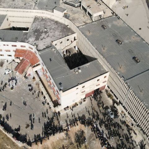 Συρία: Τούρκοι διασώστες αρχίζουν έρευνες στη φυλακή της Σεντνάγια, που χαρακτηρίστηκε «ανθρώπινο σφαγείο» από τη Διεθνή Αμνηστία