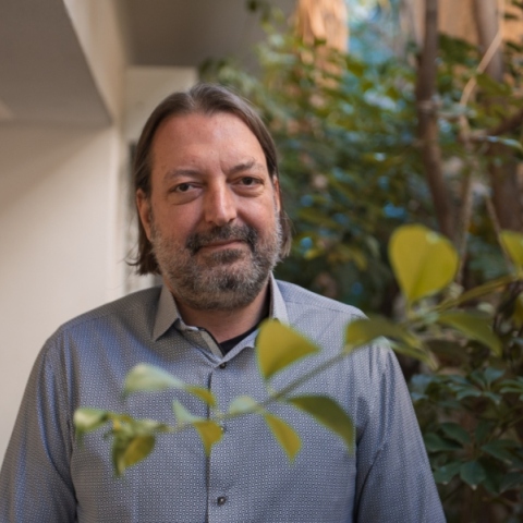 Ο συνθέτης και παραγωγός Χρήστος Αλεξόπουλος επανακυκλοφορεί ψηφιακά το ντεμπούτο άλμπουμ του 25 χρόνια μετά την πρώτη κυκλοφορία του και υπογράφει τη μουσική και τα τραγούδια στο θεατρικό έργο «Η Κρεατόπιτα» και στην τηλεοπτική σειρά «Μαύροι Πίνακες».