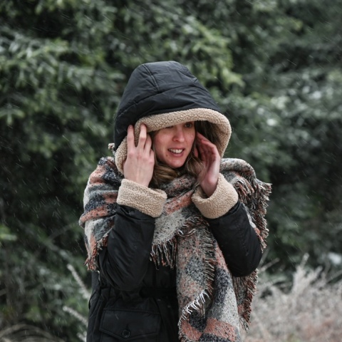 Κοπέλα με μπουφάν και κασκόλ λόγω κρύου