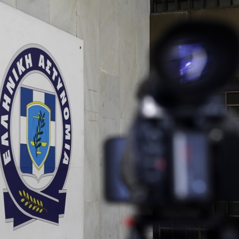 Τηλεοπτική κάμερα έξω από τη ΓΑΔΑ και το έμβλημα της αστυνομίας