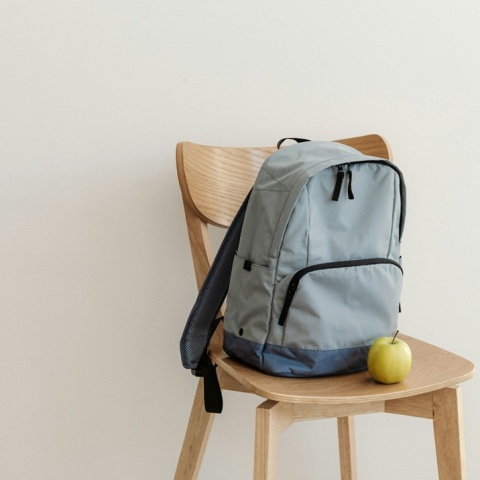 Σχολική τσάντα πάνω σε καρέκλα