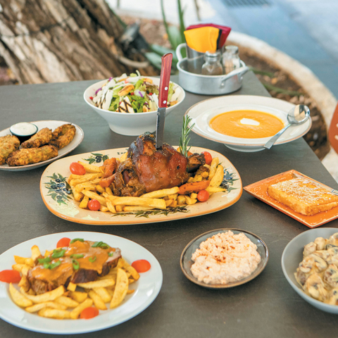 Το Σχολαρχείο της Κυψέλης: Το στέκι της πλατείας Αγίου Γεωργίου βάζει τα γιορτινά του και στην κουζίνα του