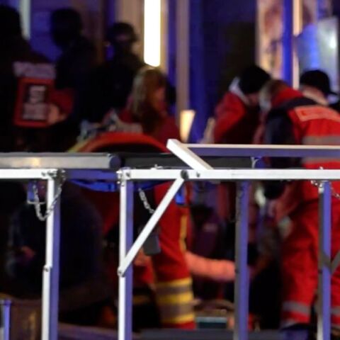 Γερμανία: Βίντεο με το αυτοκίνητο να πέφτει πάνω στους πολίτες στη χριστουγεννιάτικη αγορά 