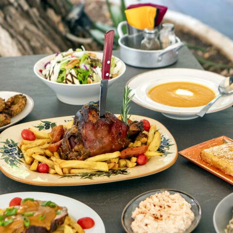 5 νόστιμες στάσεις στην πόλη που φοράει τα γιορτινά της