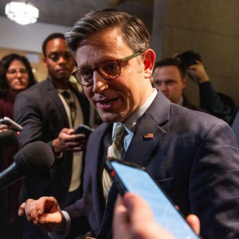 ΗΠΑ: Η χώρα απέφυγε το shutdown μετά την υιοθέτηση από τη Γερουσία του σχετικού νομοσχεδίου - Επήλθε συμφωνία για την παράταση χρηματοδότησης.