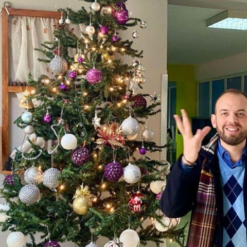 Θεσσαλονίκη: Φιλόλογος έμαθε σε μαθητές το τραγούδι «Ω έλατο» στη νοηματική και το βίντεο κατακτά το διαδίκτυο - Μήνυμα συμπερίληψης για το σχολικό περιβάλλον