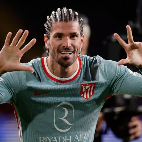 Μπαρτσελόνα - Ατλέτικο Μαδρίτης 1-2: Ανέβηκε στην κορυφή της La Liga η ομάδα του Ντιέγκο Σιμεόνε με σπουδαίο «διπλό» και γκολ νίκης στις καθυστερήσεις