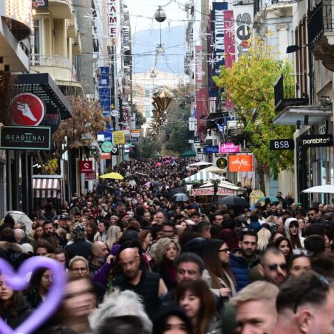 Κορυφώνεται η κίνηση στην εορταστική αγορά - Ανοικτά σήμερα Κυριακή 22 Δεκεμβρίου τα μαγαζιά - Το ωράριο λειτουργίας - Συμβουλές στους καταναλωτές.