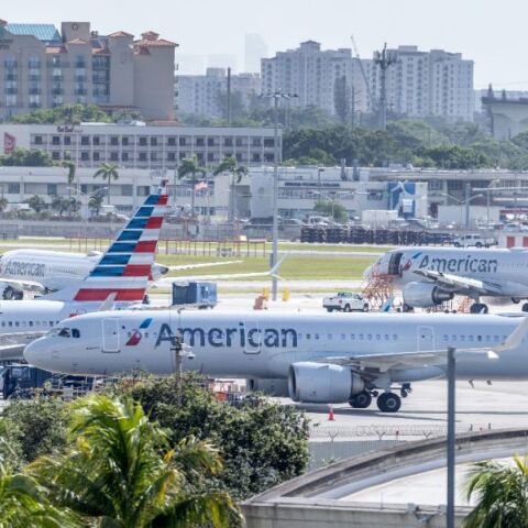 Ξανά στον αέρα οι πτήσεις της American Airlines