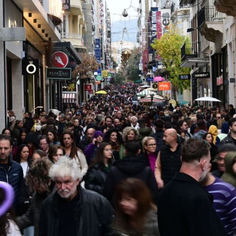 Παραμονή Χριστουγέννων: Το αδιαχώρητο στην Ερμού για τα τελευταία ψώνια