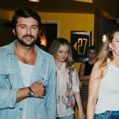  Μπράντον Σκλέναρ: Ο συμπρωταγωνιστής της Μπλέικ Λάιβλι παίρνει ξεκάθαρη θέση