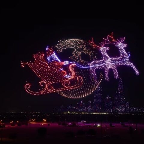 Xριστουγεννιάτικο υπερθέαμα από σχεδόν 5.000 drones στον ουρανό του Τέξας 