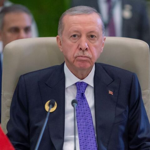 Ο Ερντογάν απειλεί τους Κούρδους: Είτε θα αφήσουν τα όπλα τους, είτε θα ταφούν στη Συρία μαζί με αυτά