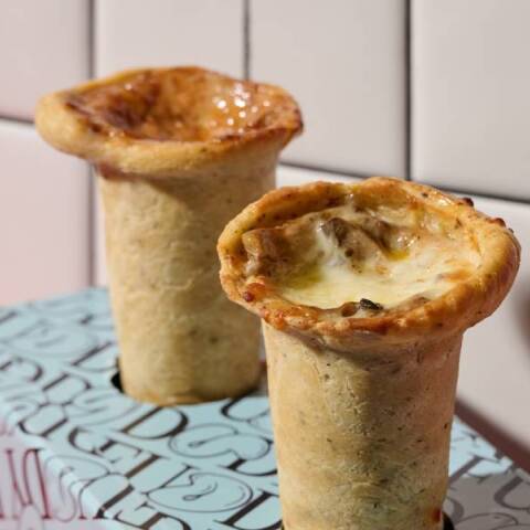 Πού θα βρεις την καλύτερη (ίσως και μοναδική) πίτσα σε χωνάκι