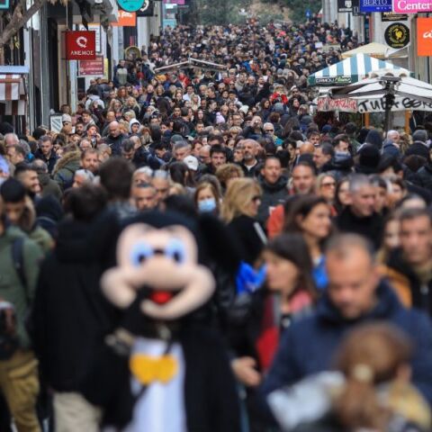 Ωράριο καταστημάτων: Τι ώρα κλείνουν σήμερα τα μαγαζιά και τα σούπερ μάρκετ