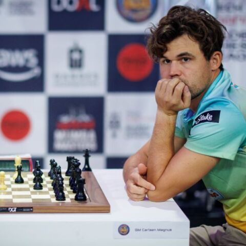 Ο Μάγκνους Κάρλσεν αποσύρθηκε από το παγκόσμιο πρωτάθλημα σκακιού 