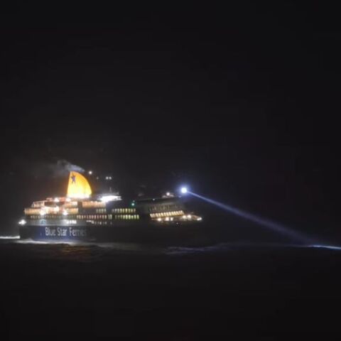 Νάξος: Ο καπετάνιος του Blue Star Delos έψαχνε με τον προβολέα τον κυματοθραύστη 
