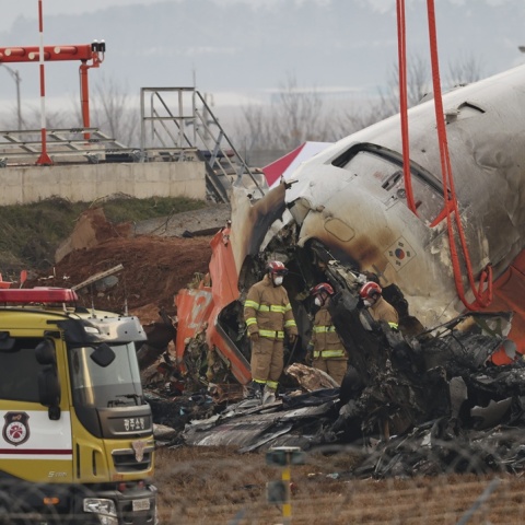 Οι αρχές δίπλα στην ουρά του αεροπλάνου, το μόνο μέρος της ατράκτου που δεν έχει καταστραφεί ολοσχερώς