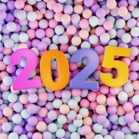 Ο Μάνος Βουλαρίνος κάνει πέντε ευχές για το 2025 και γράφει τι περιμένει από τη νέα χρονιά.