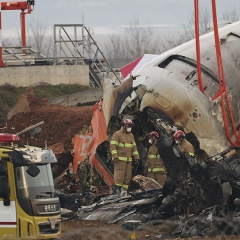 Οι εικασίες για το πώς σώθηκαν μόνο δύο άτομα από το μοιραίο αεροπλάνο