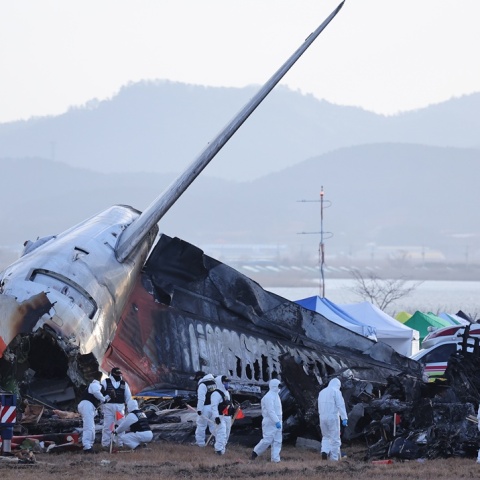 Συντρίμμια από τη συντριβή του αεροσκάφους στη Νότια Κορέα