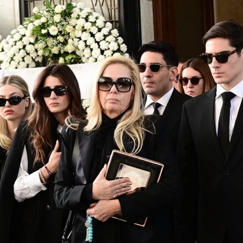 Η Έλενα Μακρή Λυμπέρη με τα παιδιά της στην κηδεία του Αντώνη Λυμπέρη