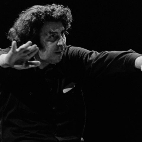 Έτος Μίκης Θεοδωράκης- Όμορφη Πόλη: έρχεται στο Παλλάς για περιορισμένο αριθμό παραστάσεων το θρυλικό έργο του συνθέτη, σε σκηνοθεσία Γιώργου Βάλαρη