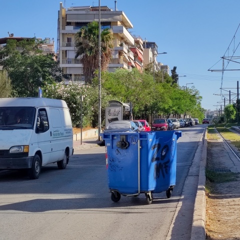 Κάδος στη μέση του δρόμου στη Νέα Σμύρνη