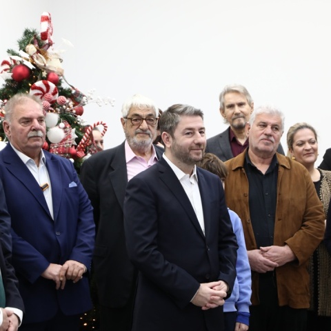 Πρωτοχρονιάτικα κάλαντα και μαντινάδα για τον Νίκο Ανδρουλάκη στη Χαριλάου Τρικούπη