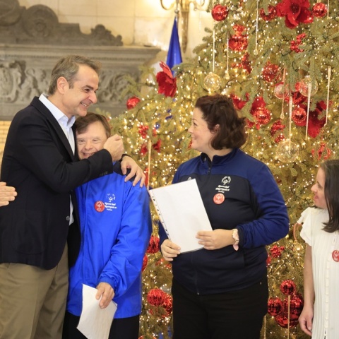 Πρωτοχρονιάτικα κάλαντα στον Κυριάκο Μητσοτάκη από τους αθλητές των Special Olympics Hellas 