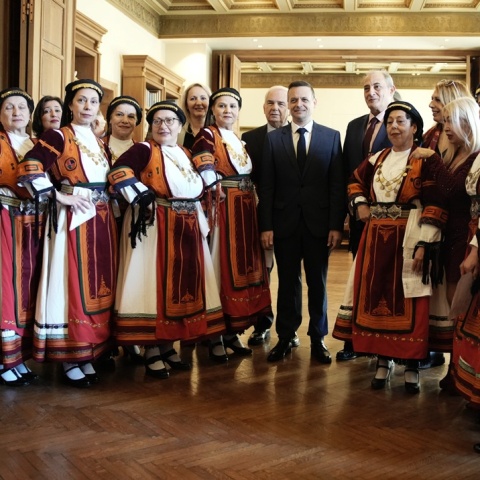 Πρωτοχρονιάτικα κάλαντα για τον Χάρη Δούκα στο δημαρχιακό μέγαρο της Αθήνας