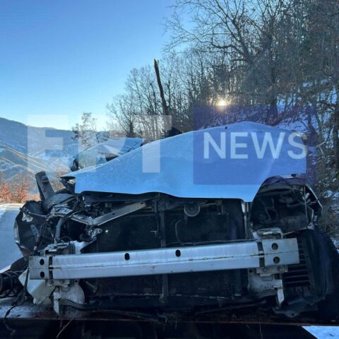 Το αυτοκίνητο στο οποίο επέβαιναν οι τρεις νεαροί μετά το τροχαίο δυστύχημα στις Πρέσπες