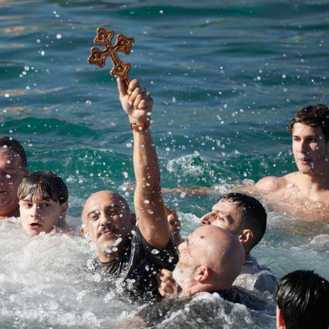 Στιγμιότυπο από το πιάσιμο του Σταυρού τα Θεοφάνεια