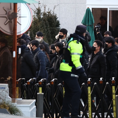 Νότια Κορέα: Στρατιώτες εμπόδισαν ερευνητές να εκτελέσουν το ένταλμα σύλληψης του Γιουν Σουκ Γέολ