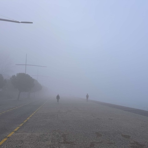 Η Θεσσαλονίκη χάθηκε στο πέπλο της ομίχλης 