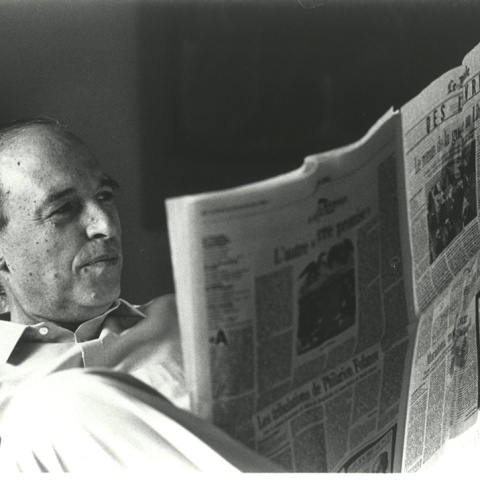 Ο Κώστας Σημίτης διαβάζει εφημερίδα