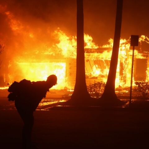 Εικόνες από την πύρινη λαίλαπα στο Λος Άντζελες: Κάθε λεπτό καίγεται έκταση πέντε γηπέδων