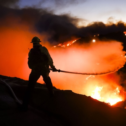 Δραματικές στιγμές στο Λος Άντζελες: Χιλιάδες πολίτες εγκαταλείπουν τα σπίτια τους λόγω της φωτιάς