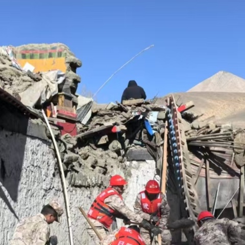 Έρευνες στα συντρίμμια για τον εντοπισμό αγνοουμένων